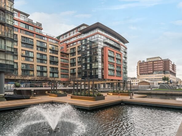 3 Bed Apartment with Stunning Water Views in London